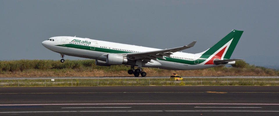 Un aereo dell’Alitalia in fase di decollo, Fiumicino, Roma, 07 febbraio 2020. Con il 92,4% dei voli atterrati in orario, nello scorso mese di gennaio Alitalia Ë risultata la compagnia aerea pi˘ puntuale in Europa fra i vettori tradizionali (non low-cost). A certificarlo – si legge in un comunicato della compagnia – Ë l'”Airline On-Time Performance Report” di Cirium (che ha acquisito FlightStats), societ‡ di analisi dei dati dell’industria del trasporto aereo. ANSA / Telenews