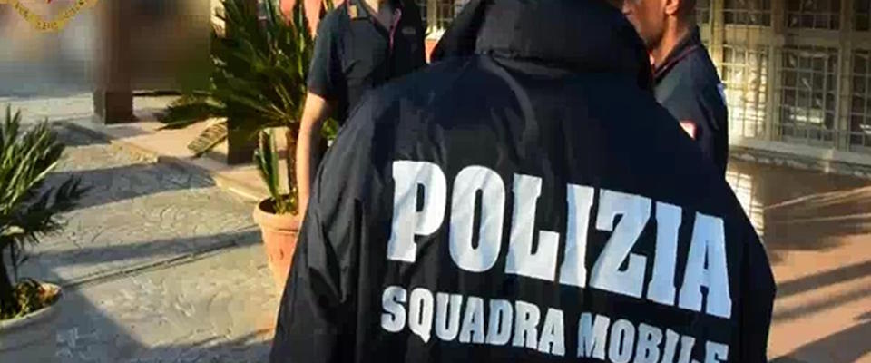 Un fermo immagine tratto da un video della polizia mostra l’operazione effettuata dagli agenti contro le estorsioni che ha portato all’arresto di due esponenti del clan Casamonica a Roma, 19 giugno 2019.
ANSA/POLIZIA EDITORIAL USE ONLY NO SALES