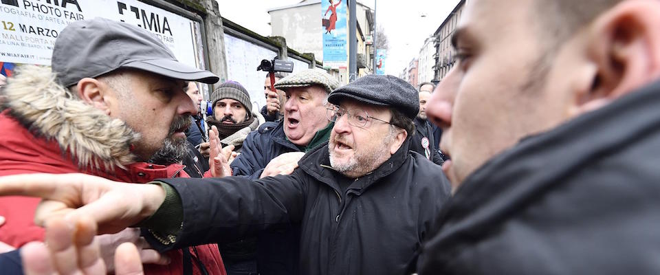 Un momento di tensione al termine della manifestazione ‘Riprendiamoci le strade’ organizzata da Fratelli d’Italia lungo la via Padova che vede coinvolto il consigliere regionale Riccardo De Corato (al centro). Milano, 24 Febbraio 2018. ANSA/FLAVIO LO SCALZO