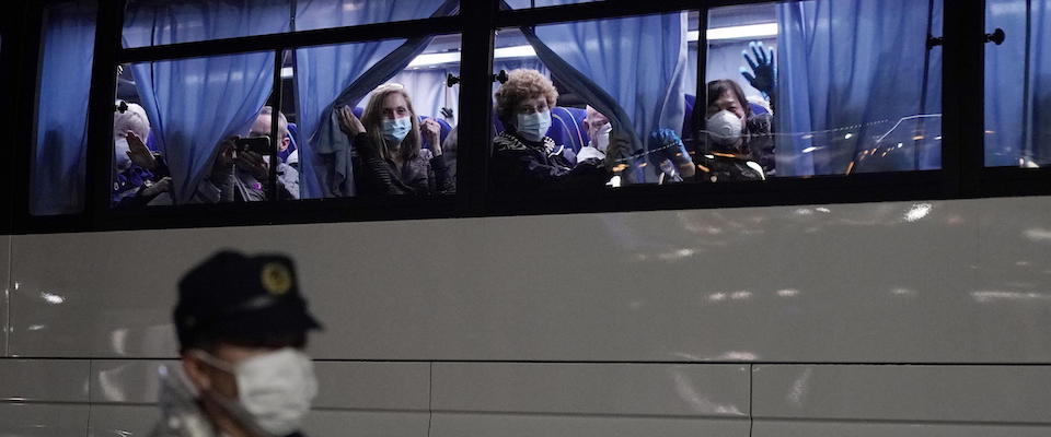 epa08222529 US citizens wave from a bus as they leave the ‘Diamond Princess’ cruise ship docked at Daikoku Pier Cruise Terminal for repatriation in Yokohama, south of Tokyo, Japan, early 17 February 2020. The US repatriated some 400 American citizens who had been aboard the vessel, which was quarantined amid the ongoing epidemic of the COVID-19 disease caused by the SARS-CoV-2 coronavirus.  EPA/FRANCK ROBICHON