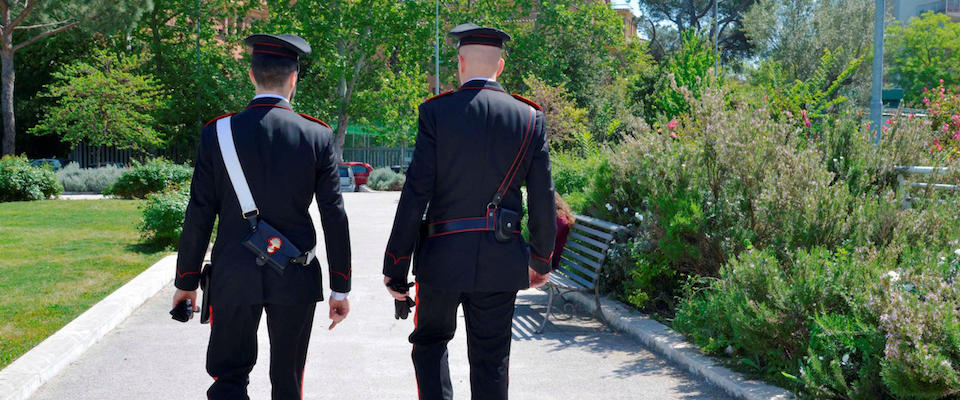 Un momento dei controlli antidroga dei Carabinieri della Stazione Roma Parioli  nei parchi pubblici e nei pressi degli istituti scolastici della zona, Roma, 10 febbraio 2020. Diciannove le persone segnalate al Prefetto in qualita’ di assuntori di droghe. 
ANSA/ CARABINIERI
+++ ANSA PROVIDES ACCESS TO THIS HANDOUT PHOTO TO BE USED SOLELY TO ILLUSTRATE NEWS REPORTING OR COMMENTARY ON THE FACTS OR EVENTS DEPICTED IN THIS IMAGE; NO ARCHIVING; NO LICENSING +++