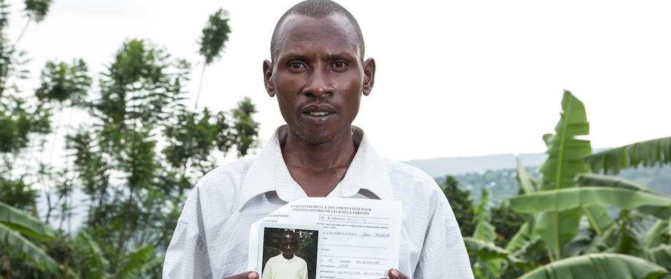 Immagine Polaroid dell’enorme archivio mobile realizzato da Save the Children nei mesi successivi alla guerra, nel 1994 quando fotografÚ tutti i bambini rimasti orfani per colpa del genocidio in Rwanda. Le foto avevano lo scopo di riunire i bambini con le loro famiglie. L’archivio Ë stato riaperto per la prima volta in 20 anni. ANSA/SAVE THE CHILDREN/++ NO SALES, EDITORIAL USE ONLY. NO ARCHIVES ++