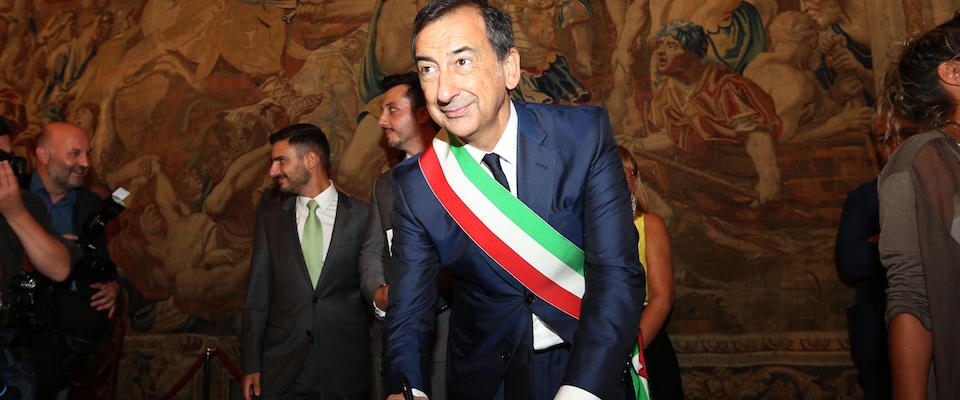 Il Sindaco Beppe Sala con i neo sposi Paolo Paolillo Alessandreo Giovanetti alla Celebrazione delle prime due unioni civili fra coppie gay a Palazzo Reale a Milano. Milano, 5 agosto 2016.  ANSA/STEFANO PORTA