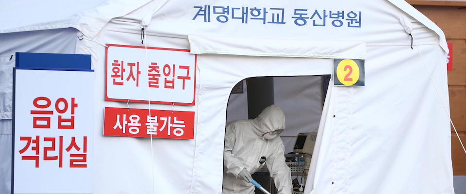 epaselect epa08233779 Workers erect a temporary negative-pressure quarantine room  to accommodate suspected coronavirus patients waiting for their test results, at a hospital in Daegu, South Korea, 21 February 2020. Of the 204 confirmed COVID-19 cases in the country, 153 occurred in the city of Daegu.  EPA/YONHAP SOUTH KOREA OUT