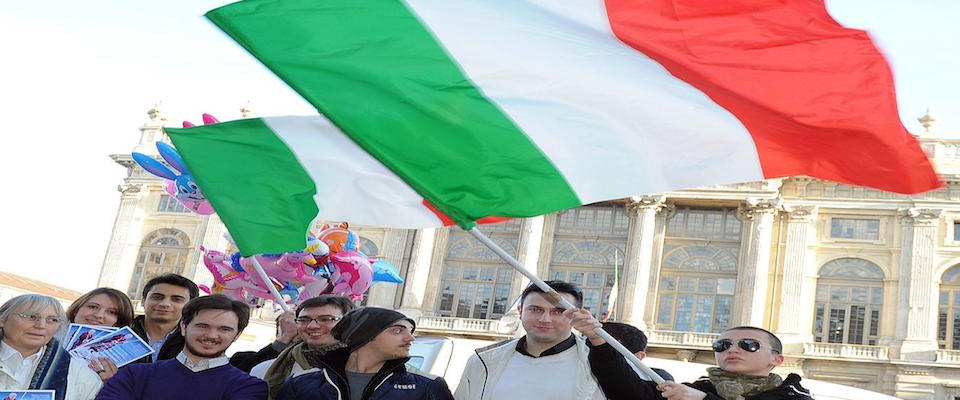 Da sinistra Agostino Ghiglia, gi‡ coordinatore vicario regionale Pdl e probabile capolista di Fdi al Piemonte 1, Augusta Montaruli, consigliera regionale Pdl, al gazebo in piazza Castello a Torino organizzato da Fratelli d’Italia, il nuovo movimento di transfughi dal Pdl, dove si raccolgono firme per le dimissioni di Mario Monti dalla carica di senatore a vita, 5 gennaio 2013. L’iniziativa, denominata ‘Carbone per Monti’, verra’ ripresa in altre piazze italiane. ANSA/ ALESSANDRO DI MARCO