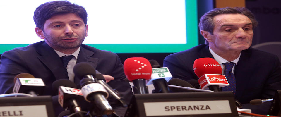 Il ministro della Salute Roberto Speranza (L)   il presidente della regione Lombardia Attilio Fontana  durante la  conferenza stampa a palazzo Lombardia per aggiornare i media riguardo il focolaio di Coronavirus scoppiato nel lodigiano. Milano 21 Febbraio 2020.
ANSA / MATTEO BAZZI