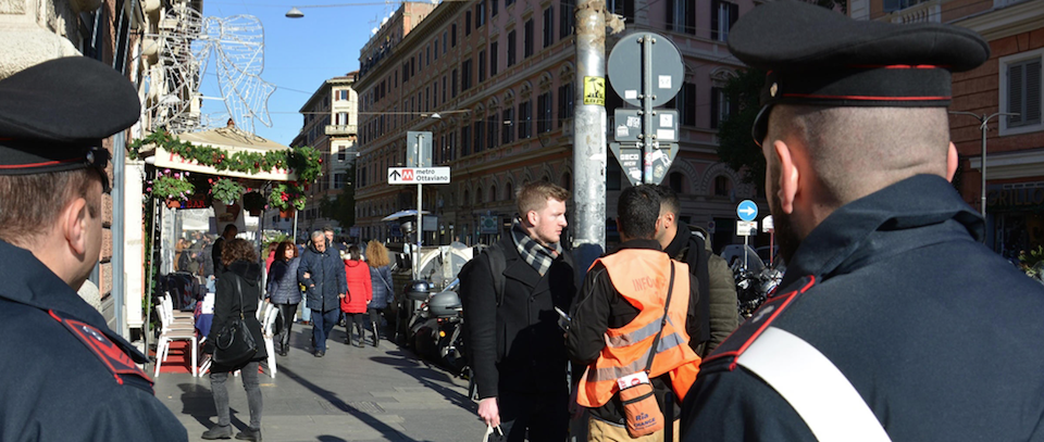 Straniero ubriaco aggredisce vigilante nel centro di Roma: era latitante