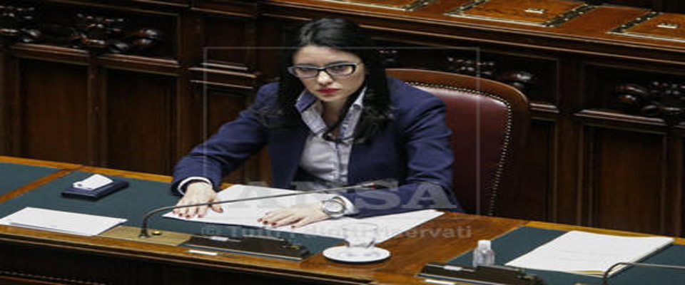 La ministra Azzolina ai prof: “Siete eroi anonimi”. Poi cita don Milani. Ma il caos è alle stelle