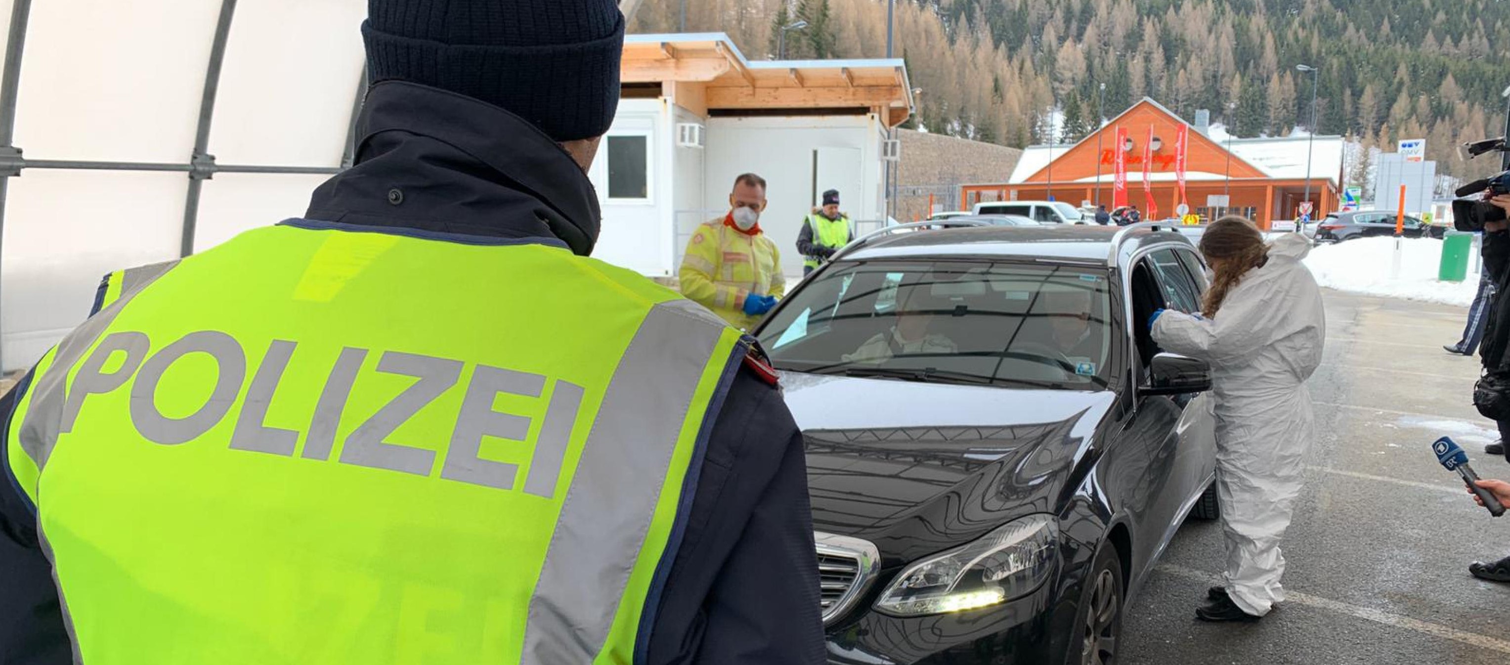 Un medico austriaco in equipaggiamento protettivo controlla la temperatura di un automobilista al  passo del Brennero al confine tra l’Austria e l’Italia, in Austria, 10 marzo 2020. Sono iniziati al Brennero i controlli sanitari delle autorit?? austriache, annunciati nei giorni scorsi dal cancelliere Sebastian Kurz. La polizia austriaca ferma veicoli, ANSA/ STEFANO WALLSICH