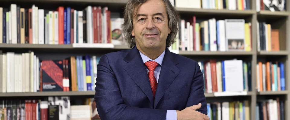 Burioni: «Paragonare il coronavirus all’influenza è come paragonare un petardo a una bomba a mano»