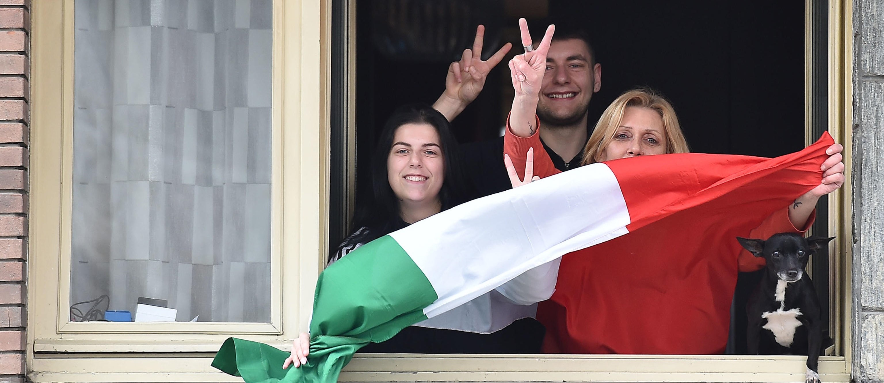 Torino applaude i medici e gli infermieri in prima fila nell’emergenza. Sono numerosi i torinesi che si sono affacciati ai balconi e alle finestre delle
proprie case, aderendo al flash mob promosso dal tam-tam sui social, per ringraziare con un lungo applauso tutte le persone impegnate in questi giorni difficili, Torino, 14 marzo 2020. ANSA/ALESSANDRO DI MARCO