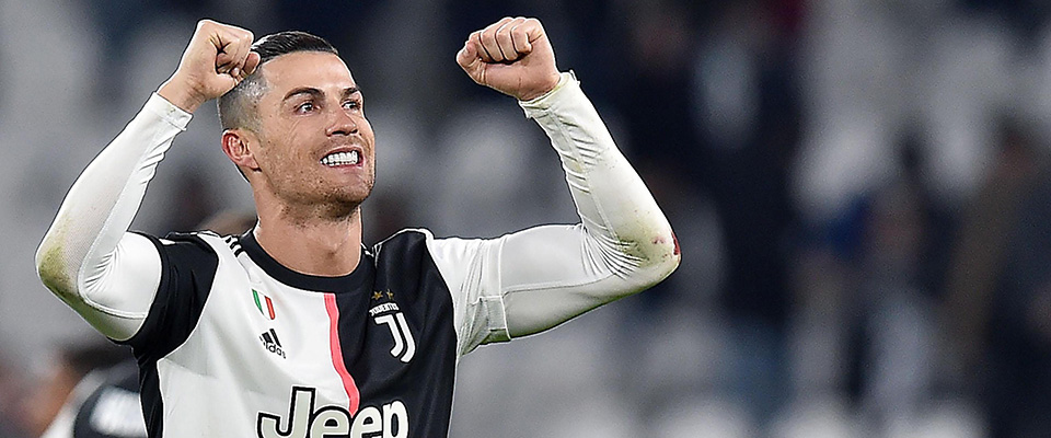 epa08142335 Cristiano Ronaldo of Juventus FC celebrates their win at the end of the Italian Serie A soccer match Juventus FC vs Parma Calcio 1913 at the Allianz Stadium in Turin, Italy, 19 January 2020.  EPA/ALESSANDRO DI MARCO