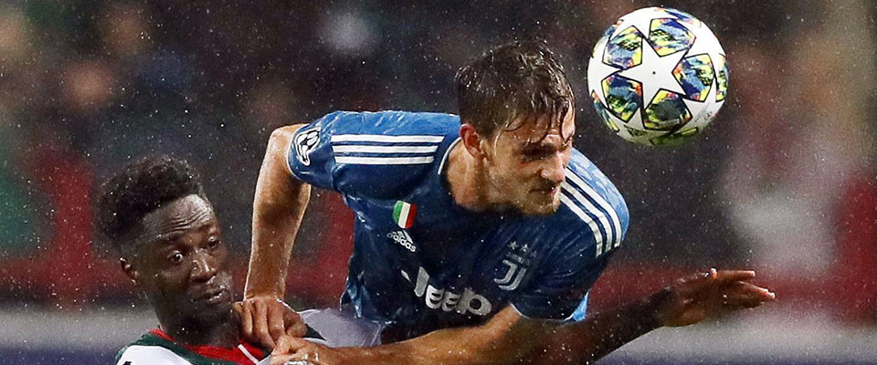 epa07977187 Eder (L) of Lokomotiv Moscow in action against Daniele Rugani (R) of Juventus during the UEFA Champions League group D soccer match between Lokomotiv Moscow and Juventus FC in Moscow, Russia, 06 November 2019.  EPA/YURI KOCHETKOV