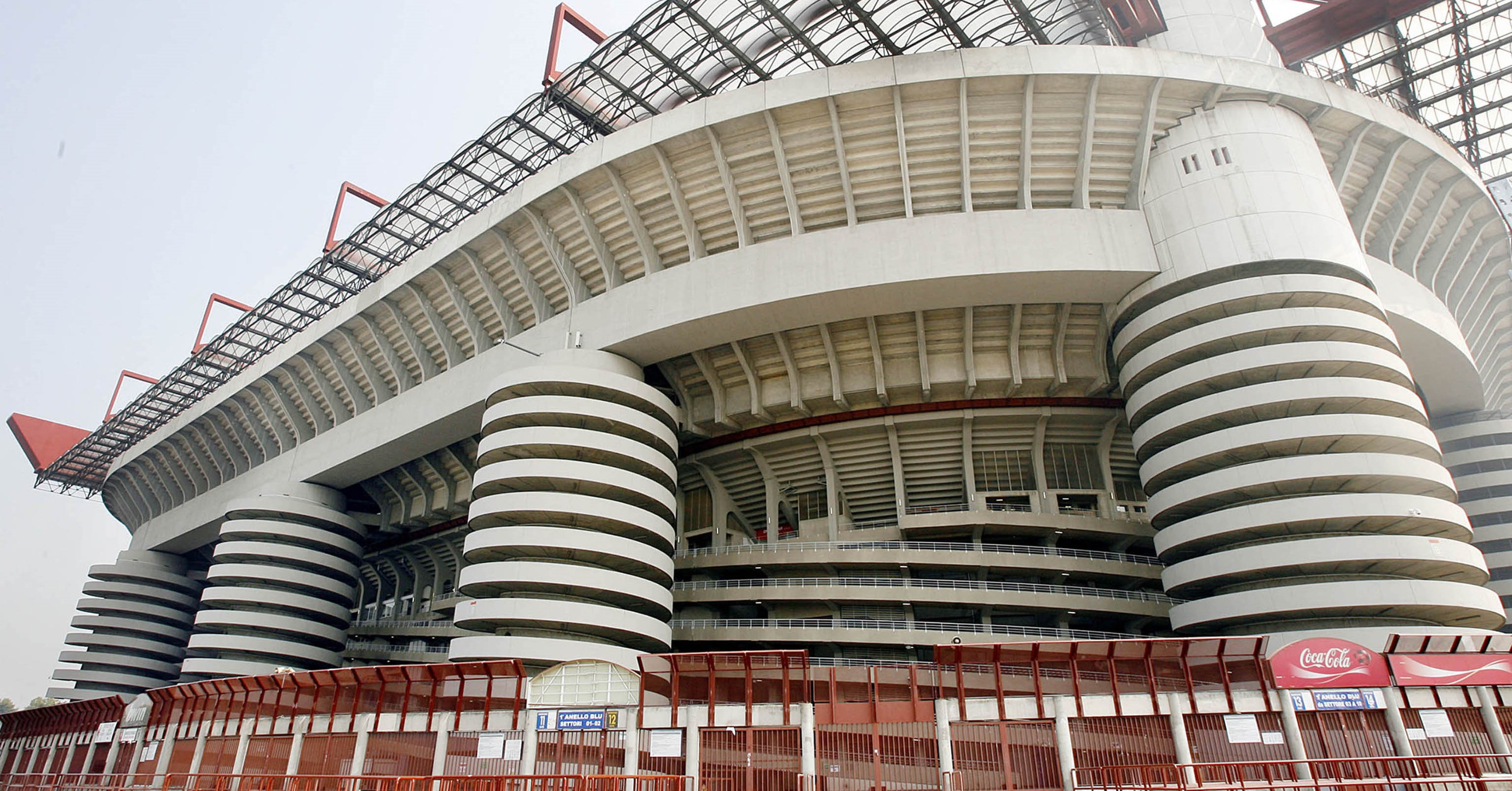 Una veduta esterna stadio Giuseppe Meazza (San Siro) di Milano, in una immagine di archivio.
ANSA/DANIEL DAL ZENNARO