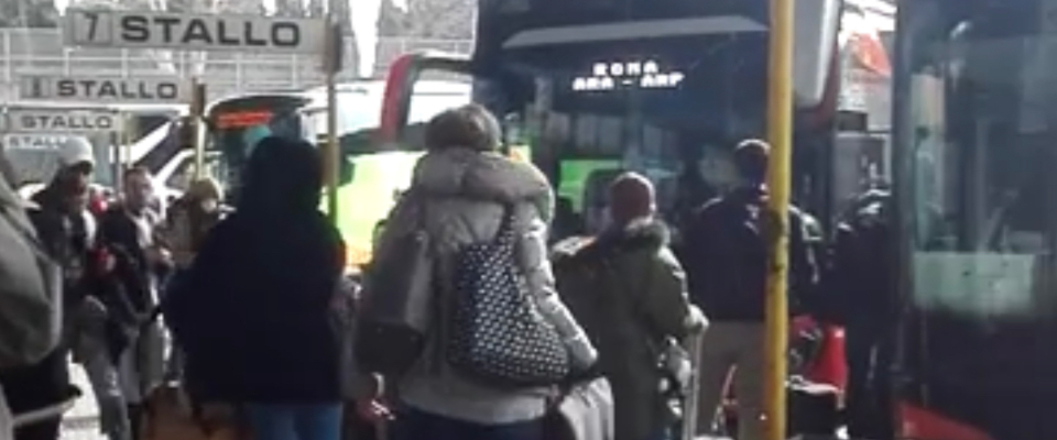 Stazione Tiburtina, dove nessuno controlla se c’è Coronavirus (video)