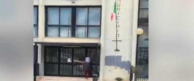 Video di disperazione da Villabate (Pa) dalla pagina Facebook Il Comune della legalità