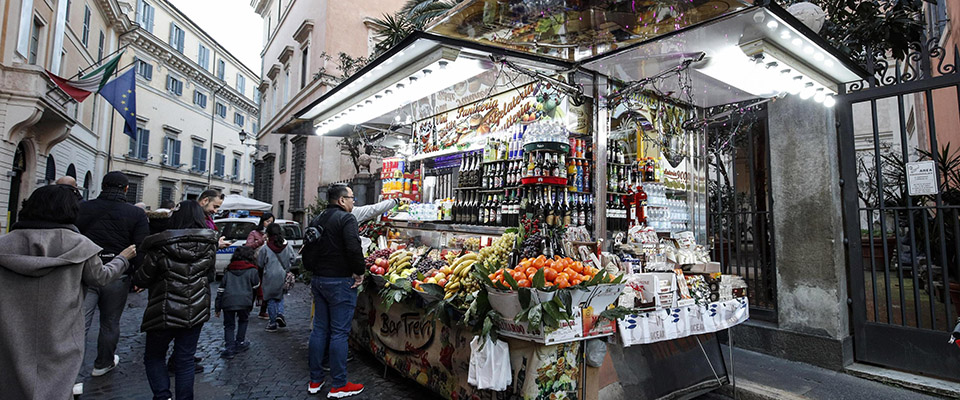 Venditori ambulanti in via della Stamperia vicino Fontana di Trevi, Roma 31 dicembre 2019. ANSA/GIUSEPPE LAMI