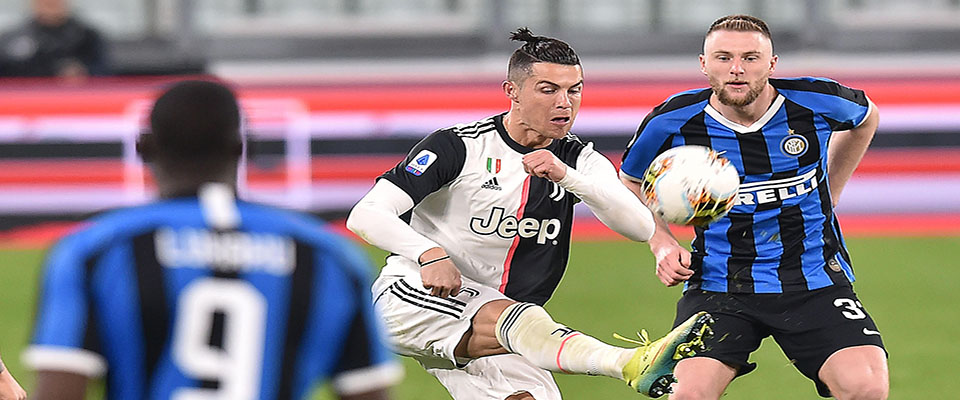 Juventus’  Cristiano Ronaldo and Inter’s Milan Skrinar in action during the Italian Serie A soccer match Juventus FC vs FC Internazionale Milano at the Allianz Stadium in Turin, Italy, 8 March 2020 ANSA/ ALESSANDRO DI MARCO