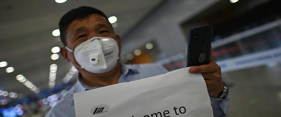 A man wearing a face mask amid concerns over the COVID-19 coronavirus outbreak waits for a passenger in the international arrivals area at Shanghai Pudong International Airport in Shanghai in March 19, 2020. – China on March 19 reported no new domestic cases of the coronavirus for the first time since it started recording them in January, but recorded a spike in infections from abroad. (Photo by Hector RETAMAL / AFP)