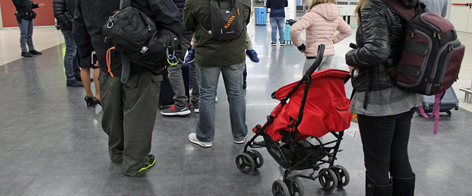 Sono arrivati all’aeroporto di Fiumicino, con un volo Alitalia, i cinque italiani, tutti romani, tra cui due bambini di 9 e 3 anni, respinti dalle autorità israeliane all’arrivo stamattina all’aeroporto di Tel Aviv, per la vicenda del coronavirus, 27 febbraio 2020. Arrivati con loro anche tre messicani, respinti perchè erano stati in vacanza in Italia per due giorni.
ANSA/TELENEWS