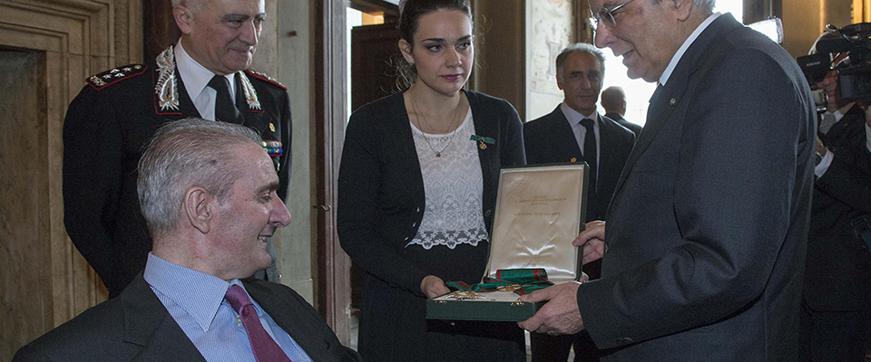 Il presidente della Repubblica Sergio Mattarella incontra il maresciallo dei carabinieri Giuseppe Giangrande, rimasto ferito nella sparatoria davanti a Palazzo Chigi, per consegnargli l’onorificenza di Cavaliere di Gran Croce dell’Ordine ‘Al Merito della Repubblica Italiana’, in occasione della cerimonia a Palazzo Vecchio per i 150 anni dall’insediamento della Camera dei deputati, quando Firenze divenne Capitale d’Italia nel 1865, Firenze, 18 novembre 2015. ANSA / US PRESIDENZA REPUBBLICA
+++ANSA PROVIDES ACCESS TO THIS HANDOUT PHOTO TO BE USED SOLELY TO ILLUSTRATE NEWS REPORTING OR COMMENTARY ON THE FACTS OR EVENTS DEPICTED IN THIS IMAGE; NO ARCHIVING; NO LICENSING+++