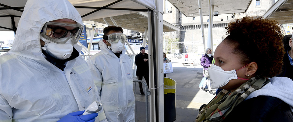 Operatori della Protezione Civile misurano la temperatura corporea, come stabilito da un ordinanza dei giorni scorsi del governatore della Campania, Vincenzo de Luca per arginare il contagio del Coronavirus, ai passeggeri che si imbarcano da Molo Beverello di Napoli sugli aliscafi diretti a Capri e le altre isole del golfo, 9 marzo 2020.
ANSA / CIRO FUSCO