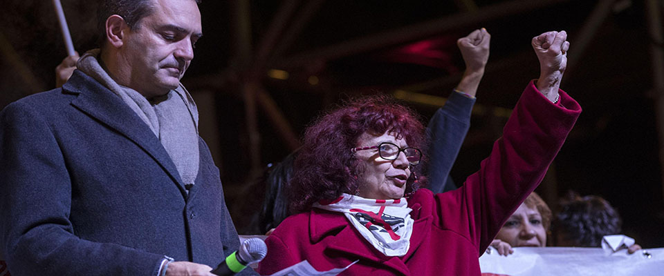 Nicoletta Dosio, storica attivista del movimento No Tav, e il sindaco di Napoli Luigi De Magistris dal palco di Piazza del Popolo allestito in occasione del corteo per il no al referendum che ha sfilato questo pomeriggio per Roma, 27 novembre 2016 a Roma. ANSA/ MASSIMO PERCOSSI