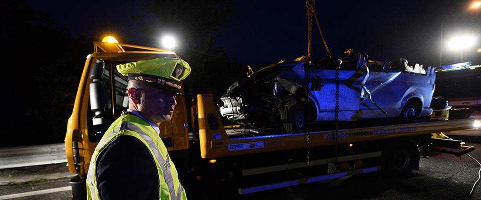 Il pullmino a bordo del quale viaggiava un gruppo di operai che è finito contro una cuspide dello svincolo dell’autostrada A16 Napoli-Bari, all’altezza dell’uscita di Baiano (Avellino), 25 Maggio 2015. Nell’incidente quattro persone sono morte e altre quattro sono rimaste ferite. ANSA/ CIRO FUSCO