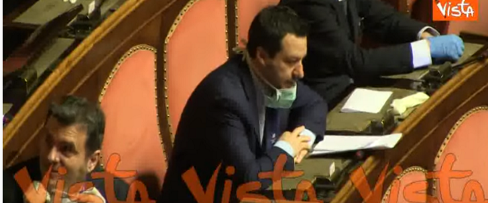 Senato, bagarre in aula. M5S contro Salvini e Meloni. Casellati: tenete le mascherine e state zitti (video)