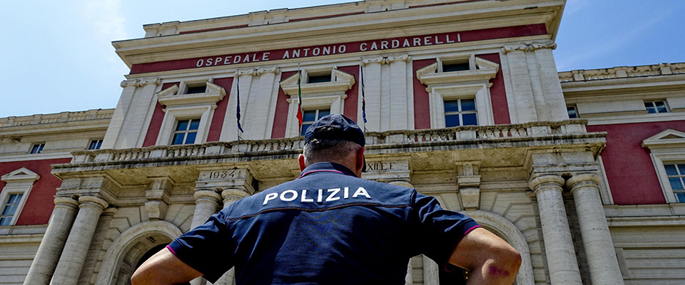 Agenti del commissariato Arenella di Napoli all’ospedale Cardarelli di Napoli dove, grazie a telecamere istallate dagli investigatori, sono stati scoperti operatori che marcavano  i badge anche per colleghi non presenti in servizio, 18 luglio 2019
ANSA /