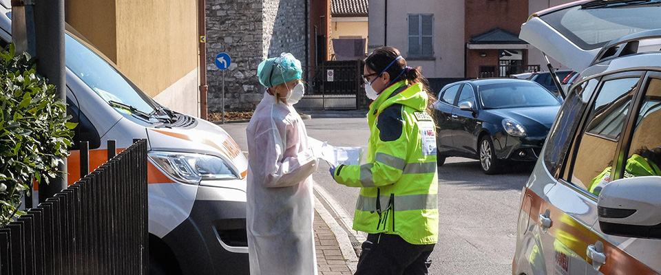 Healthcare professionals arrive to pick up a person who may have contracted the coronavirus, at his home in Nembro, near Bergamo, northern Italy, 07 March 2020. Italy is the European country most affected by the coronavirus with 3,916 infected and 197 dead.
ANSA/ MATTEO CORNER