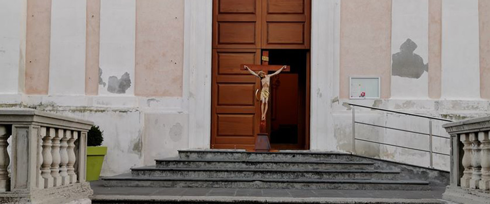 Anche a Brolo il Crocifisso sul sagrato della chiesa contro il coronavirus