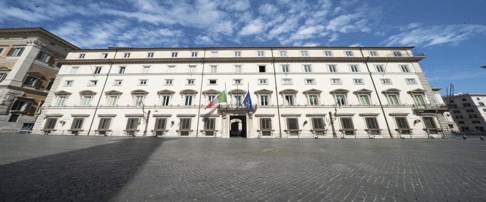 Bandiere a mezz’asta a Palazzo Chigi