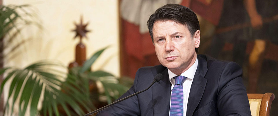 epa08329398 A handout photo made available by the Press office Palazzo Chigi shows Italian Prime Minister Giuseppe Conte attending a press conference at Palazzo Chigi, Rome, Italy, 28 March 2020.  EPA/Palazzo Chigi