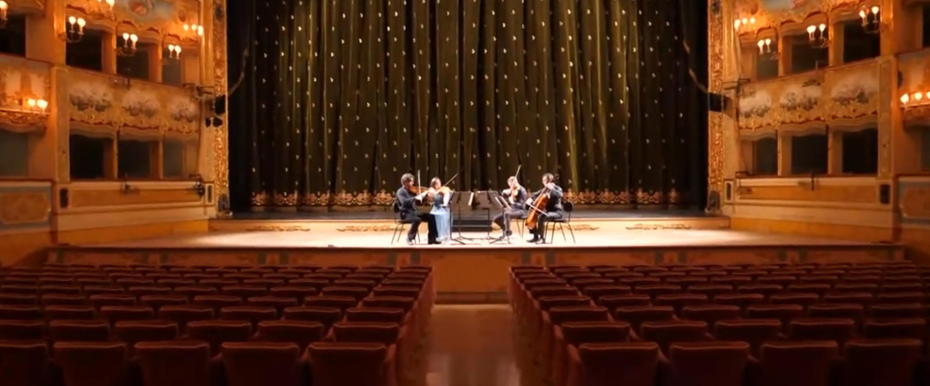 (fermo immagine da You Tube) Quattro professori d’orchestra suonano sul palco della Fenice, davanti a una platea completamente vuota, per dire che la musica e Venezia non si fermano. Neppure davanti al coronavirus. Per ‘aggirare’ la chiusura al pubblico del teatro più bello del mondo, che ha di fatto reso inutilizzabile la sala da mille posti, stasera il concerto del gruppo d’archi Dafne è andato in scena solo per il pubblico della ‘rete’, grazie allo streaming sul canale Youtube, 2 marzo 2020.
ANSA / YOU TUBE