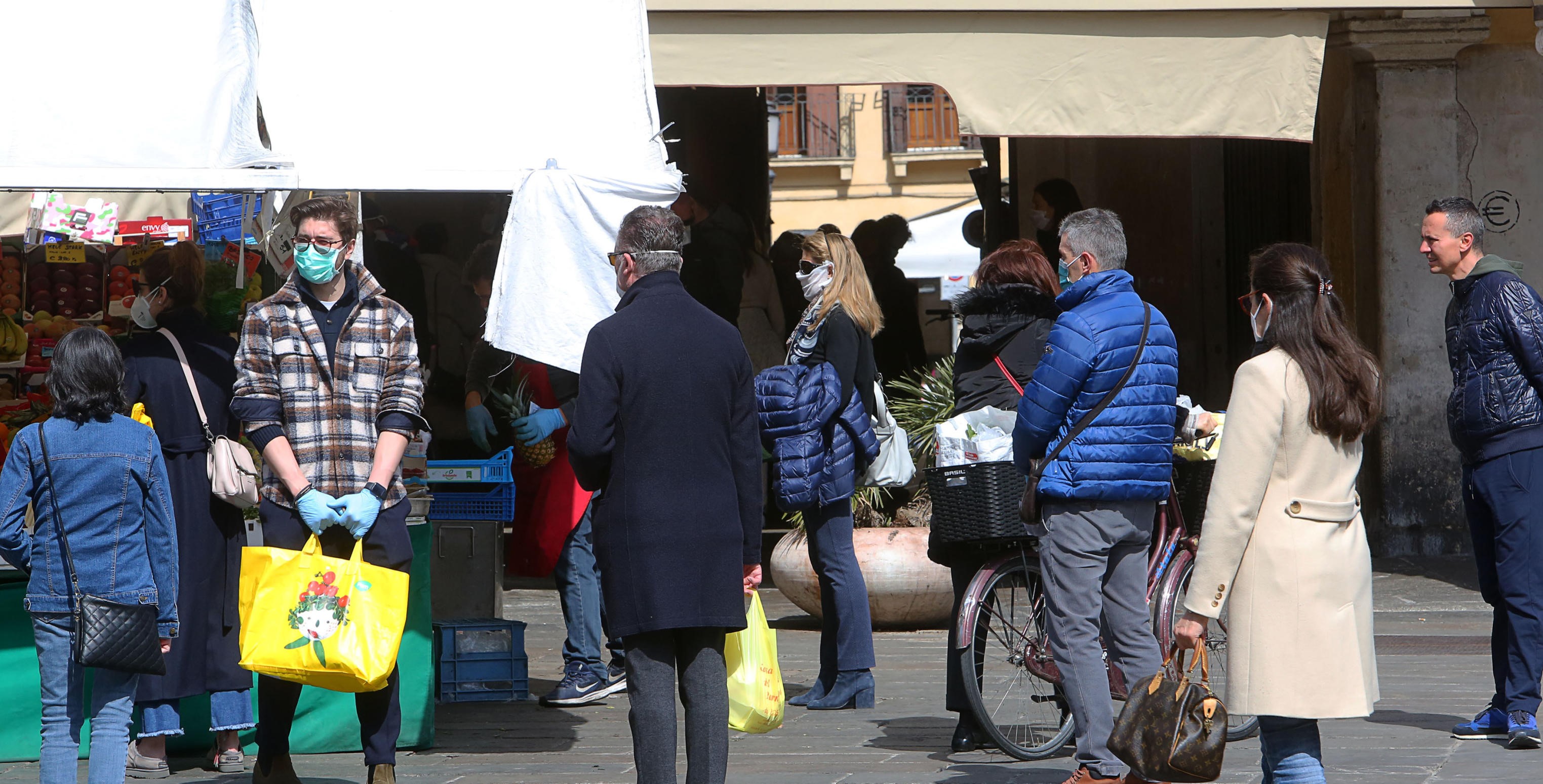 People wearing protective face masks shop at an open market, amid the coronavirus emergency lockdown, in Padua, northern Italy, 28 March 2020. The civil protection agency said Friday that 9,134 people have died with the coronavirus in Italy, 969 up on the number given on Thursday. It is the highest daily rise in deaths anywhere in the world since the start of the COVID-19 outbreak, although around 50 ofthe deaths were cases carried over after not being included in Thursday’s data.
ANSA/ NICOLA FOSSELLA