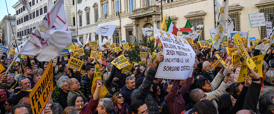 Un momento della manifestazione contro i vitalizi organizzata dal M5s in piazza Santi Apostoli, Roma, 15 febbraio 2020.
ANSA/ALESSANDRO DI MEO