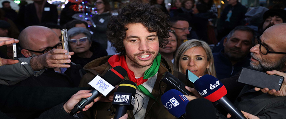 Il leader delle Sardine, Mattia Santori, durante la manifestazione del movimento a Pesaro, 20 febbraio 2020. 
ANSA/PASQUALE BOVE