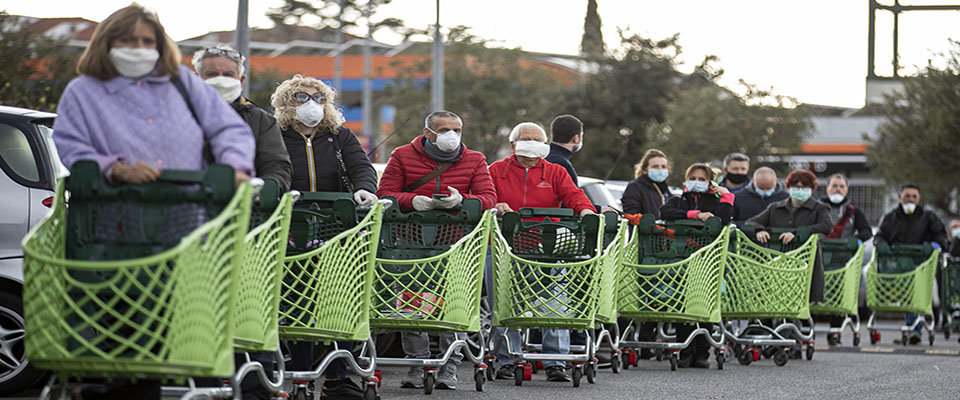 People wait in line for their turn to enter a supermarket, Rome, Italy, 27 March 2020. In the second week of quarantine of the Italians for the coronavirus, from 16 to 22 March, the sales of large-scale organized distribution (GDO) continue to grow. However, after three weeks with a double-digit trend (+ 16.4% last week) – Nielsen notes – the trend slows down while remaining positive compared to the same period of 2019: + 5.4% on an equal number of stores. The North East (+ 8.9%) recorded the highest increases, followed by the South (+ 8.3%), the North West (+ 4.2%) and the Center (+ 2.3%) .  ANSA/MASSIMO PERCOSSI