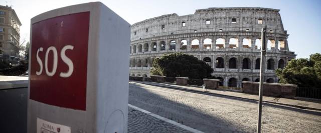 Il Colosseo deserto durante l'emergenza Coronavirus foto Ansa