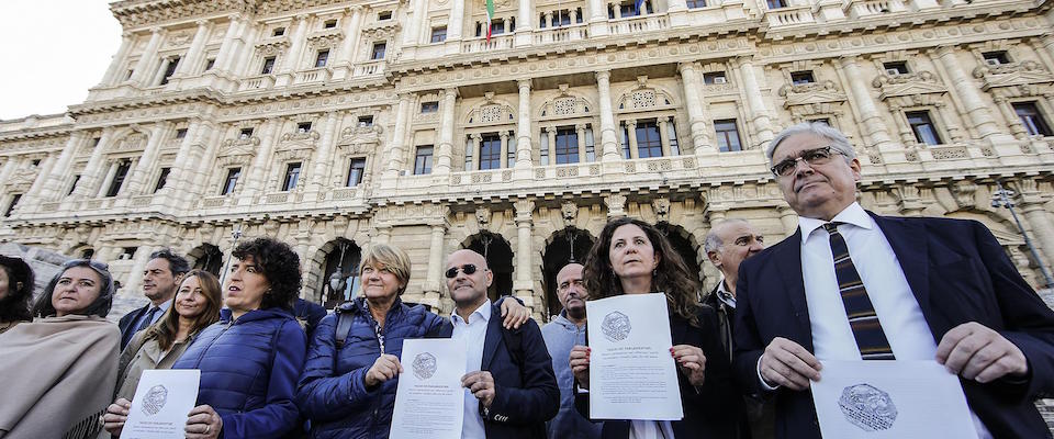 Una delegazione del Partito Radicale davanti alla  Corte di Cassazione per depositare la richiesta di un referendum confermativo di modifica della Costituzione in materia di riduzione del numero dei parlamentari, Roma 17 ottobre 2019. ANSA / FABIO FRUSTACI