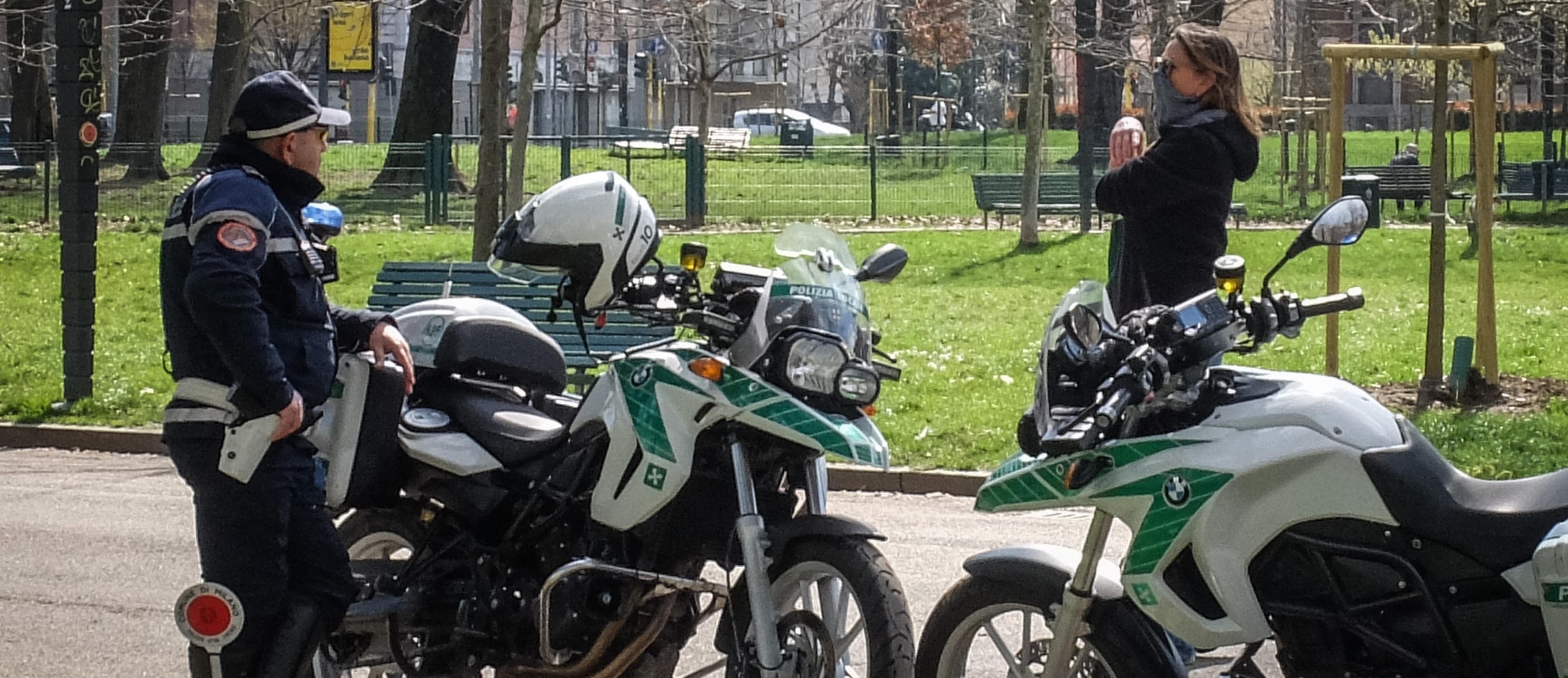 Controlli da parte dei vigili Polizia Locale al parco Ravizza non recintato la prima domenica di blocco totale e parchi recintati chiusi a causa dell emergenza coronavirus Covid-19, Milano, 15 marzo 2020. Ansa/Matteo Corner