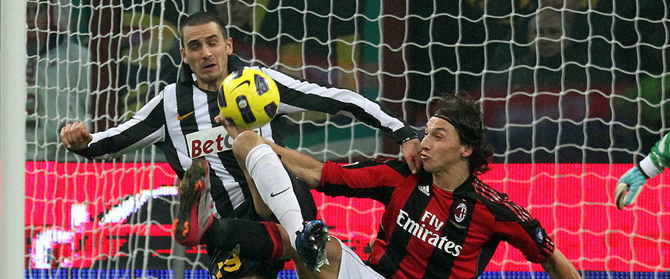 L’attaccante del Milan Zlatan Ibrahimovic (D) lotta con il difensore della Juventus Leonardo Bonucci questa sera, 30 ottobre 2010, allo stadio Giuseppe Meazza di Milano per la 9° giornata del campionato di serie  A
MATTEO BAZZI