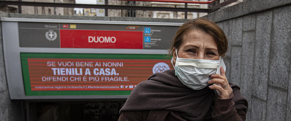 Utenti del servizio pubblico indossano mascherine sanitarie e guanti per viaggiare nelle metropolitana di Milano, 12 Marzo 2020. ANSA/Marco Ottico