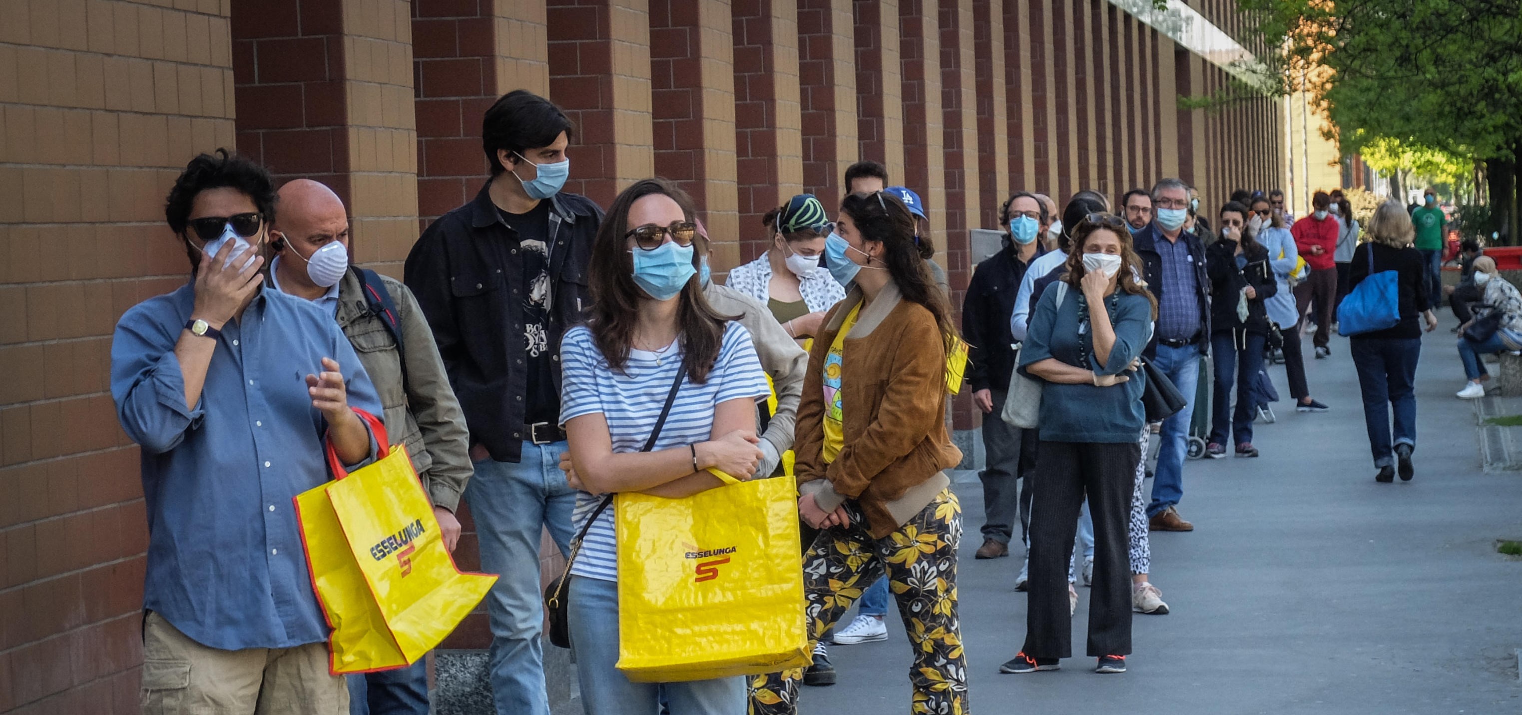 Gente davanti allesselunga di via Ripamonti – Code e assembramenti davanti ai supermercati a causa degli ingressi ridotti per lemergenza coronavirus Covid-19, Milano 11 Aprile 2020Ansa/Matteo Corner