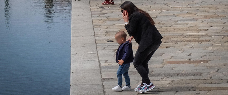 Genitori e figli bambini a passeggio sulla Darsena durante il lockdown per l’emergenza epidemia coronavirus Covid-19, Milano, 26 aprile 2020.  Ansa/Matteo Corner