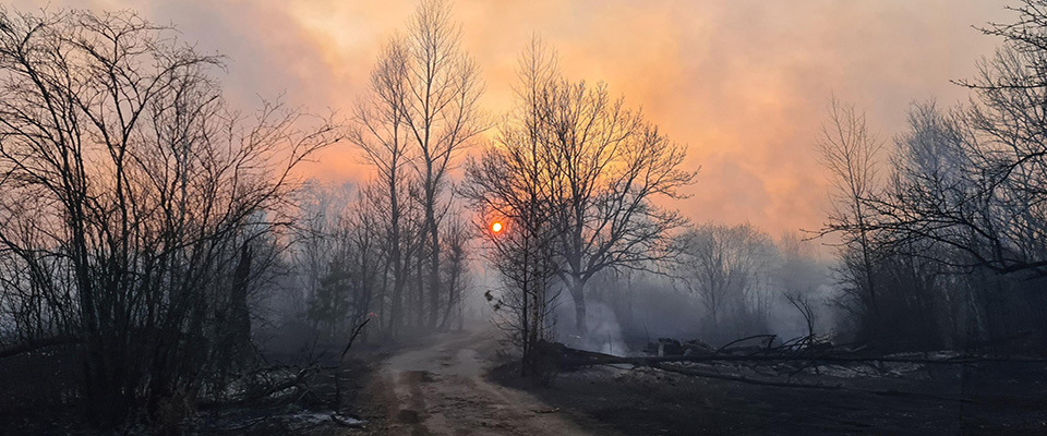 This picture taken on April 5, 2020, shows a forest fire burning at a 30-kilometer (19-mile) Chernobyl exclusion zone, not far from the nuclear power plant. – Ukrainian authorities on April 5 reported a spike in radiation levels in the restricted zone around Chernobyl, scene of the world’s worst nuclear accident, caused by a forest fire. “There is bad news – radiation is above normal in the fire’s center,” Yegor Firsov, head of Ukraine’s state ecological inspection service, said on Facebook. (Photo by Yaroslav EMELIANENKO / AFP)