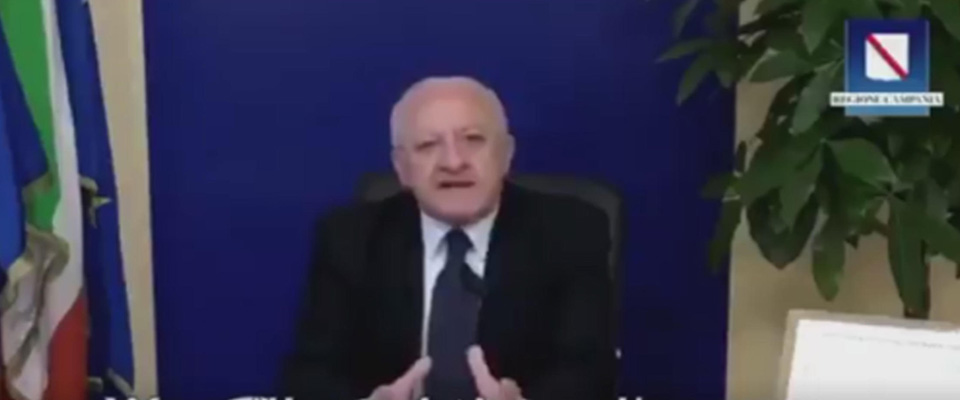 “Listen, America, listen”. Ossia “Ascolta, America, ascolta”. Naomi Campbell, su Instagram, posta un video con Vincenzo De Luca, riprendendo un passaggio di uno dei suoi video su Facebook, del governatore della Campania in cui minaccia di mandare “i carabinieri con il lanciafiamme” a eventuali feste di laurea durante il periodo di isolamento per il contenimento dell’epidemia da Coronavirus.
TWITTER NAOMI CAMPBELL
++ATTENZIONE LA FOTO NON PUO’ ESSERE PUBBLICATA O RIPRODOTTA SENZA L’AUTORIZZAZIONE DELLA FONTE DI ORIGINE CUI SI RINVIA+++ ++NO SALES; NO ARCHIVE; EDITORIAL USE ONLY++