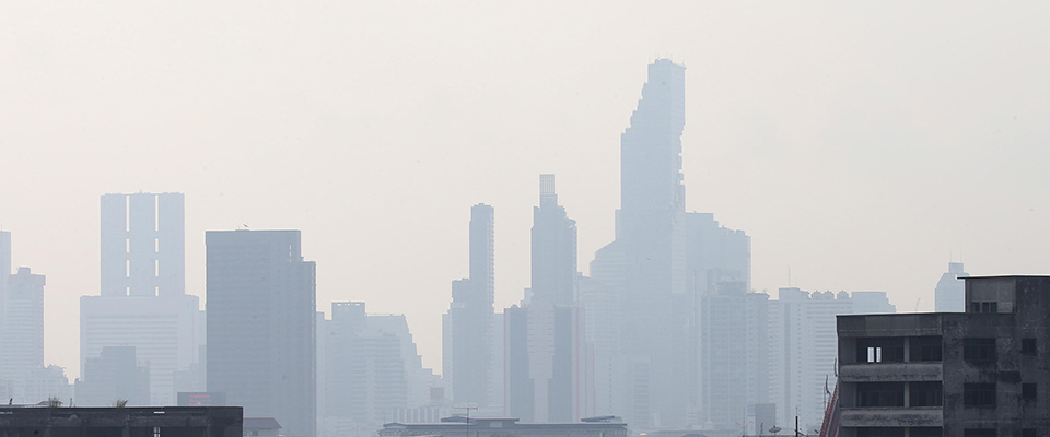 epa08153371 Heavy smog and pollution shrouds buildings in Bangkok, Thailand, 23 January 2020. Air quality in Bangkok was rated as poor, according to the Pollution Control Department, as the PM2.5 reading exceeded 100.  EPA/NARONG SANGNAK