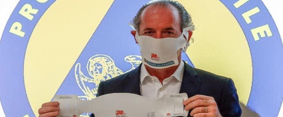 Il presidente della Regione, Luca Zaia, mostra  e indossa una mascherina di protezione individuale alla conferenza stampa a Venezia, 18 marzo 2020. ANSA/Regione Veneto EDITORIAL USE ONLY NO SALES